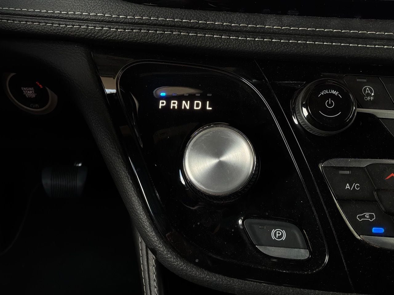 Used 2025 Chrysler Pacifica Limited FWD image 36