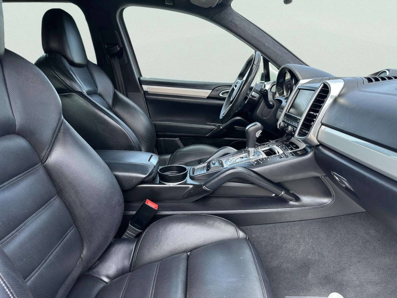 Used 2015 Porsche Cayenne Turbo AWD/4WD image 30