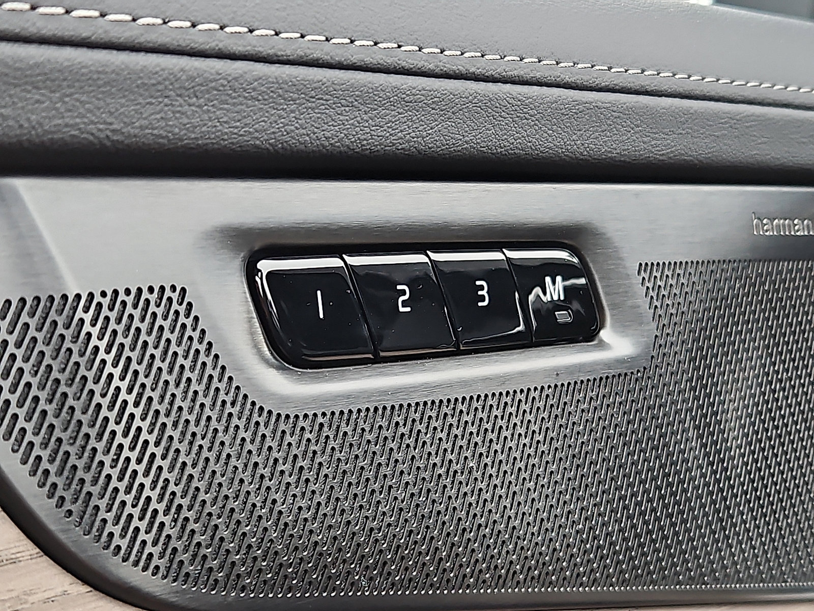 New 2026 Volvo XC90 B6 Plus w/ Protection Package Premier image 21