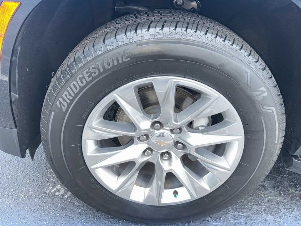 Used 2025 Chevrolet Suburban Premier RWD image 12