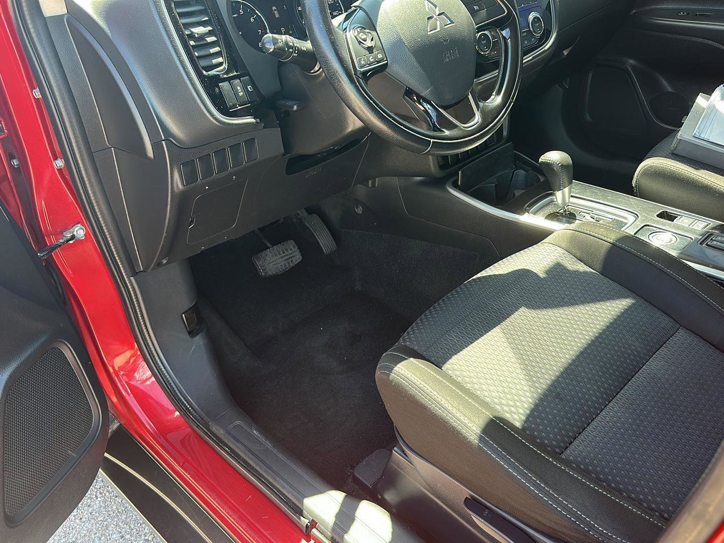 Used 2018 Mitsubishi Outlander SE AWD/4WD image 16