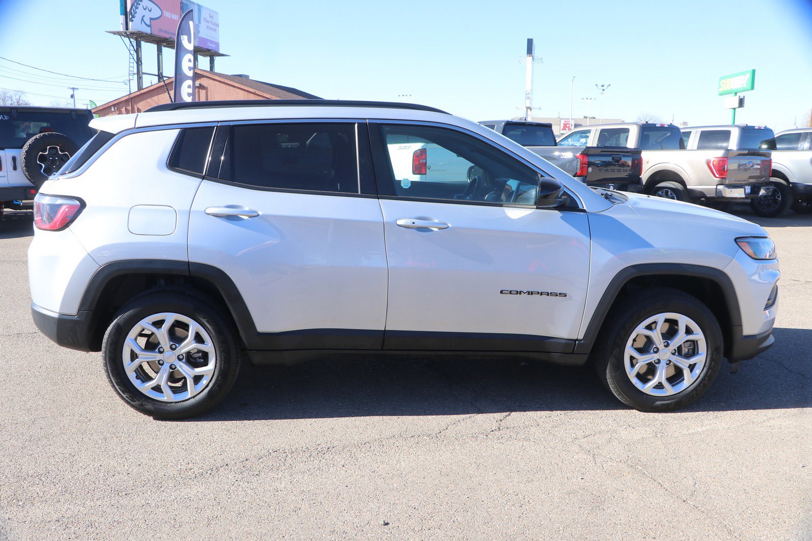 Used 2024 Jeep Compass Latitude image 8