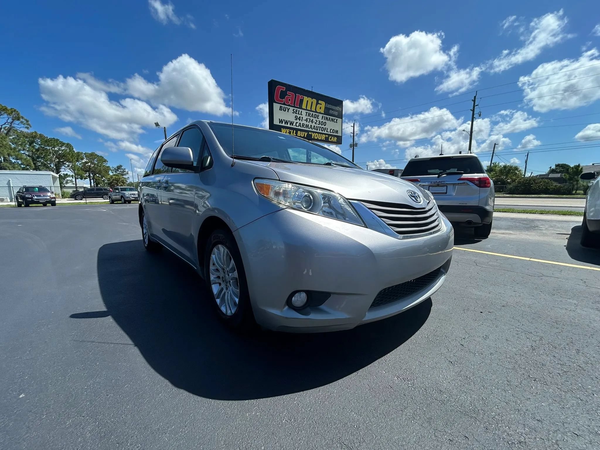 Used 2011 Toyota Sienna XLE FWD image 2