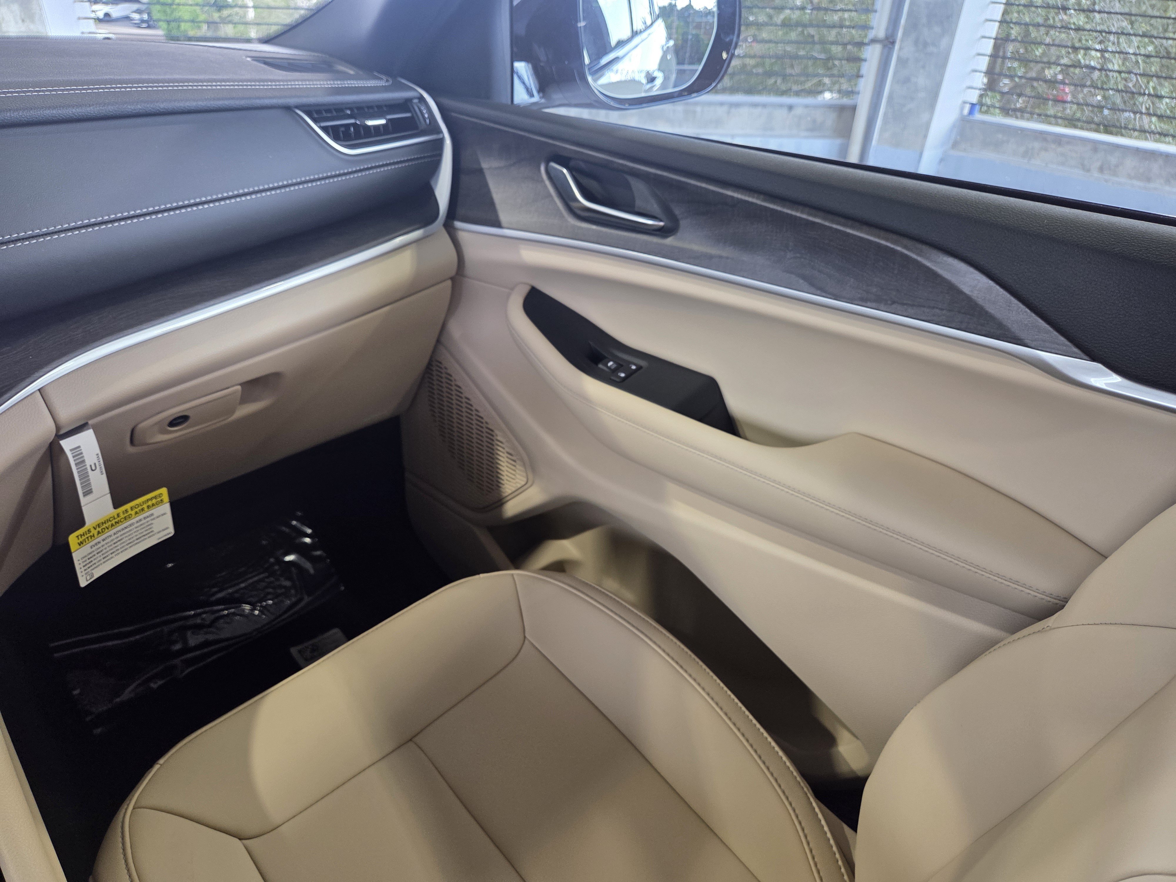 New 2025 Jeep Grand Cherokee Limited RWD image 18