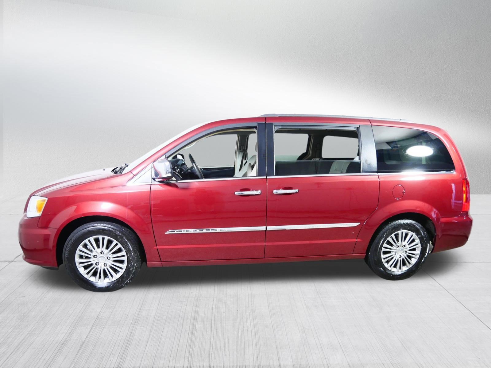 Used 2014 Chrysler Town & Country Touring-L w/ Driver Convenience Group FWD image 4