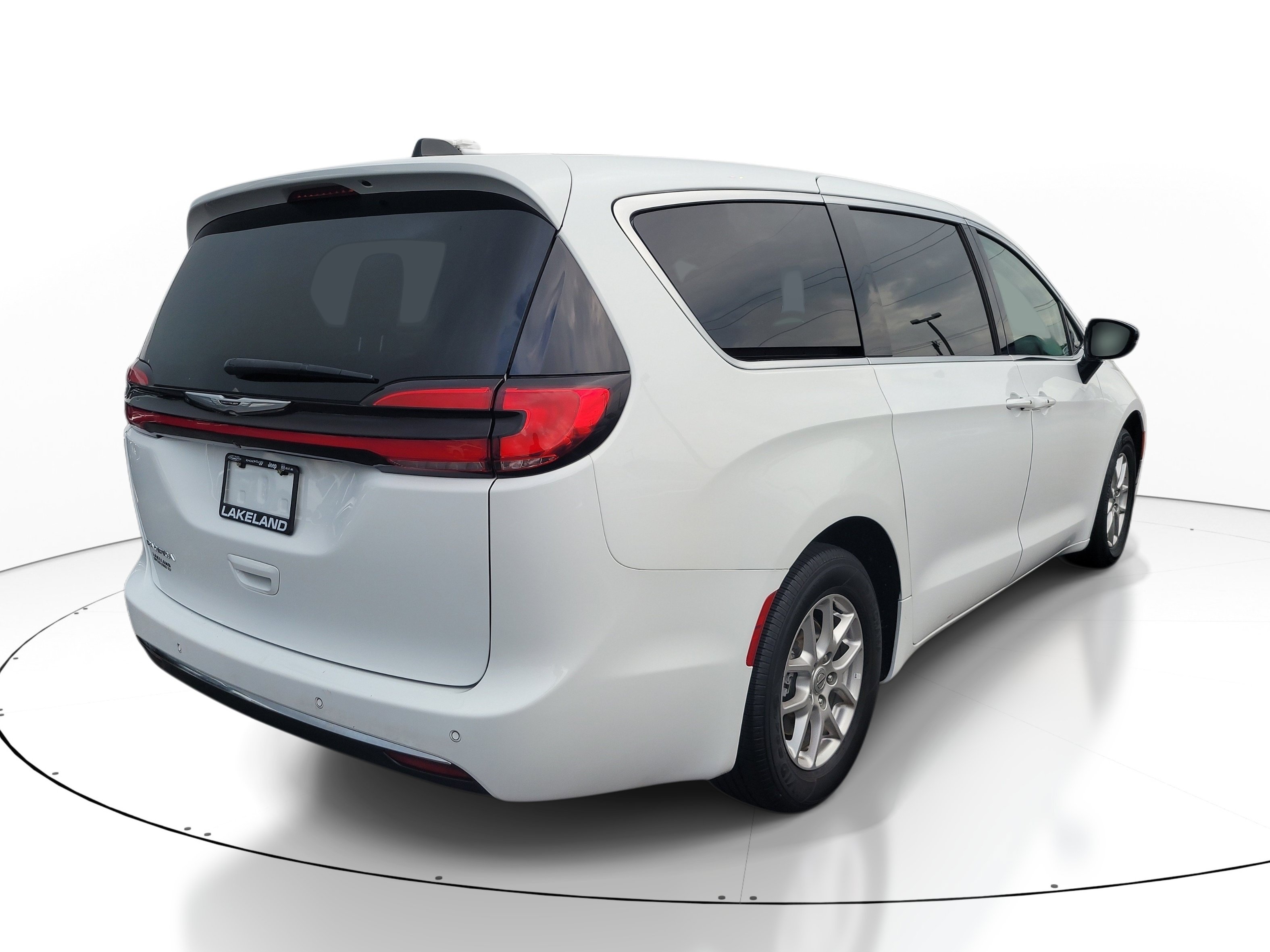 Used 2024 Chrysler Pacifica Touring-L FWD image 4