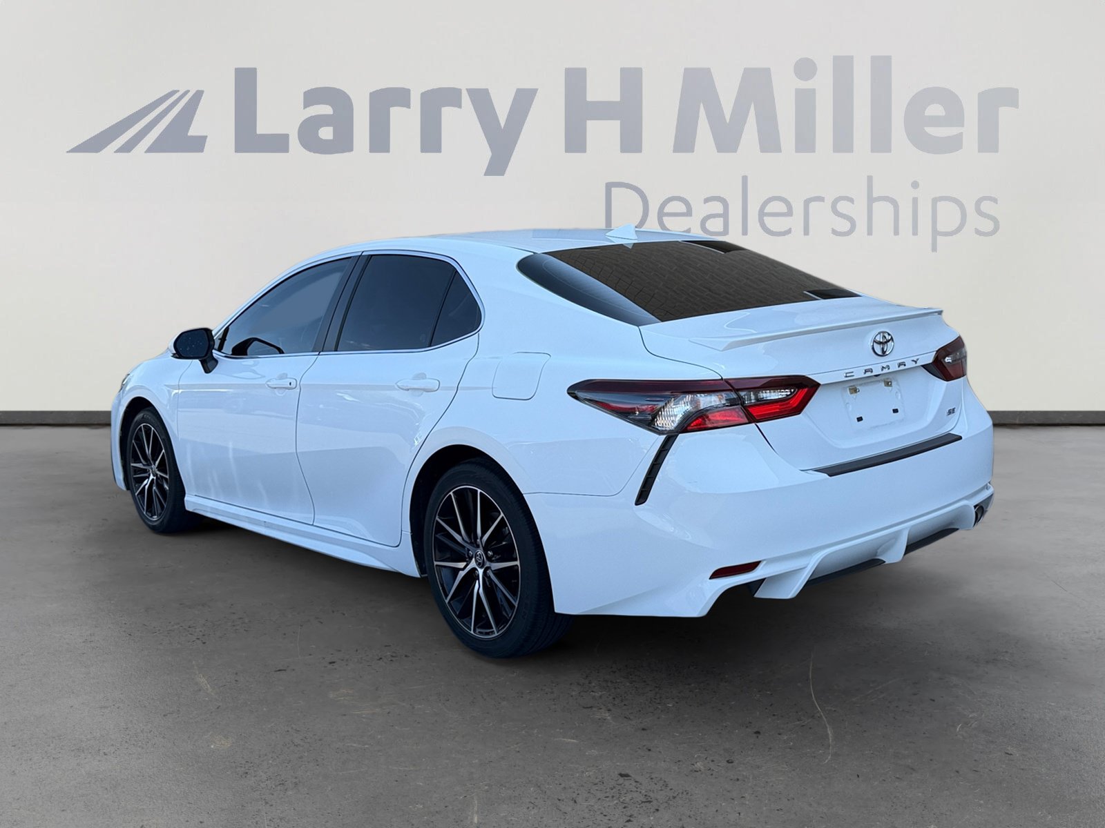 Used 2023 Toyota Camry SE FWD image 3