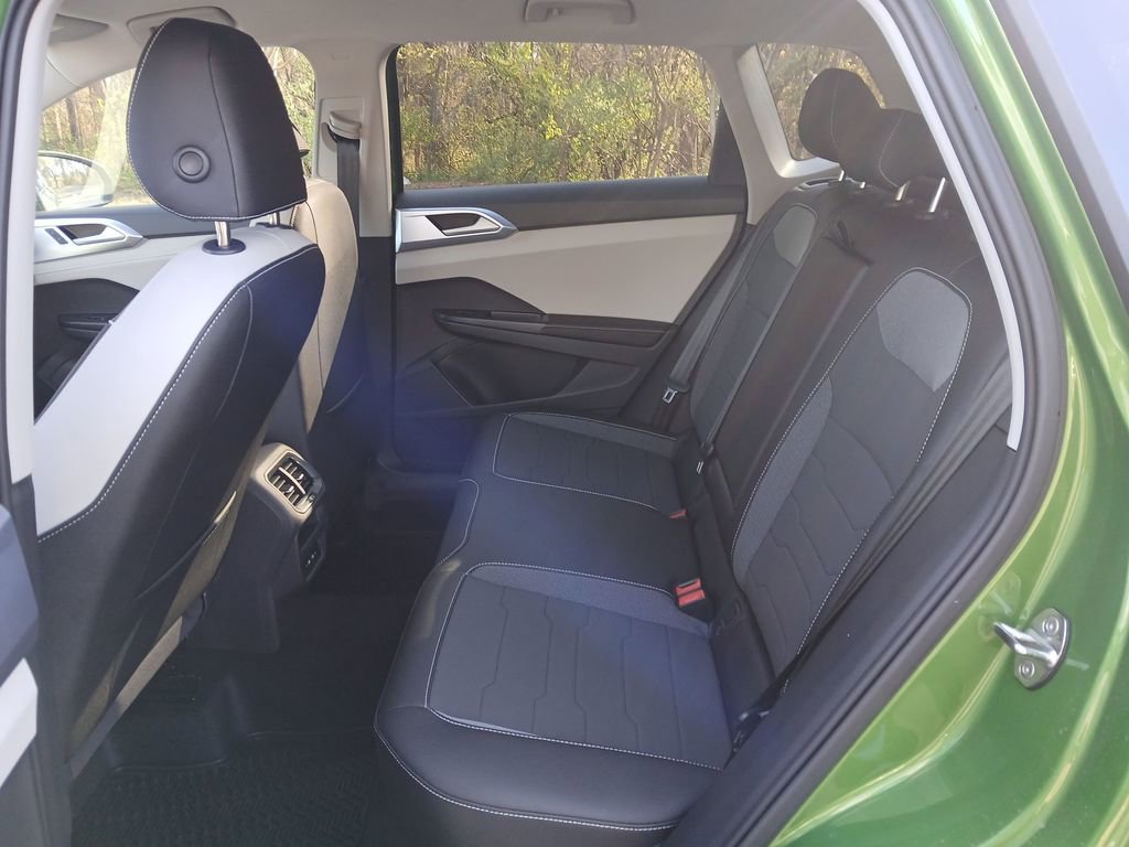 New 2026 Volkswagen Taos SE image 23