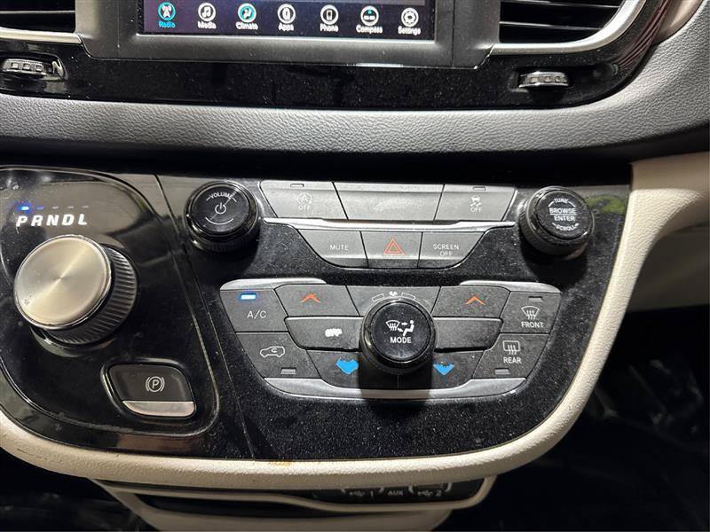 Used 2021 Chrysler Voyager L FWD image 33