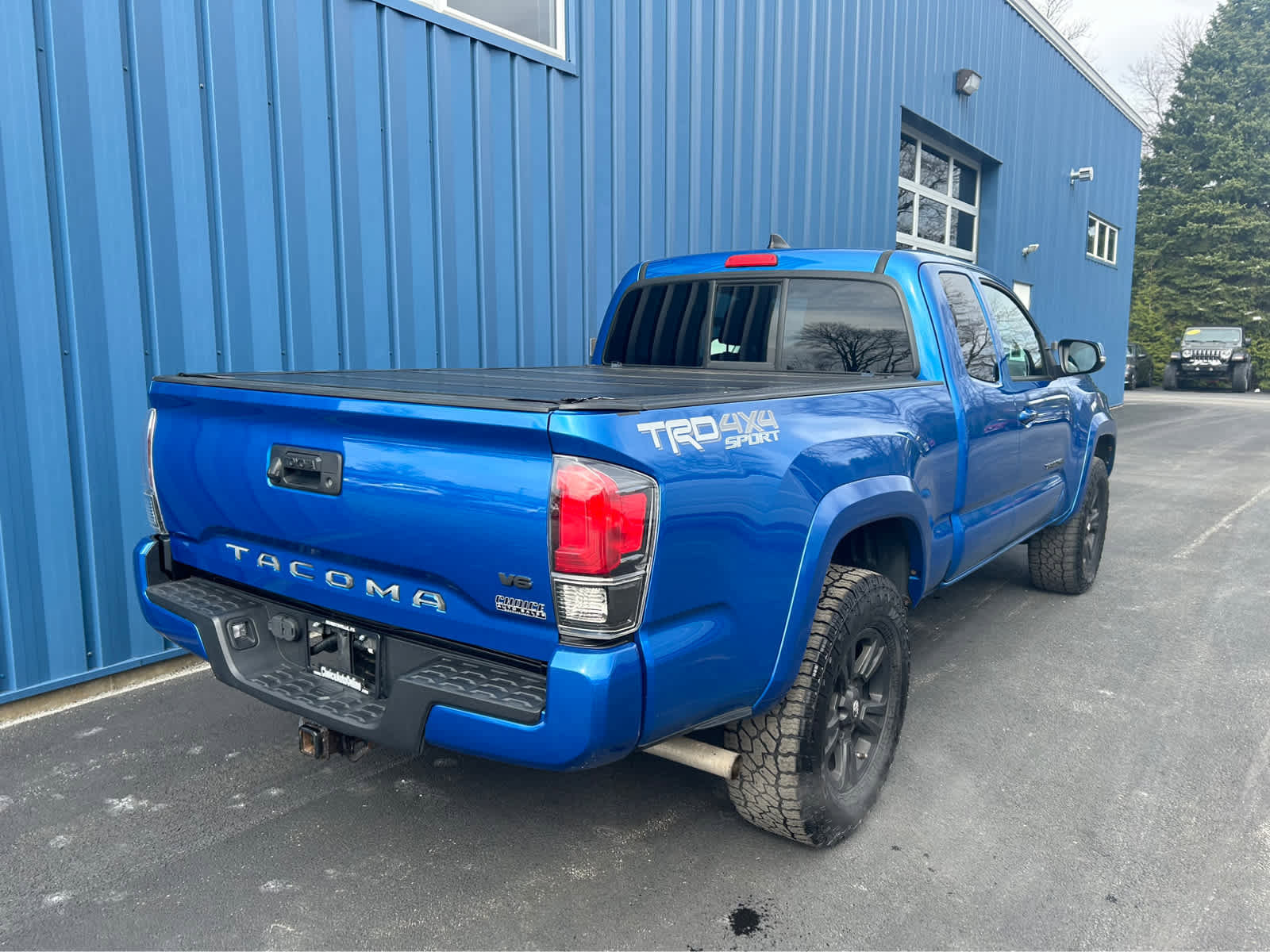 Used 2017 Toyota Tacoma TRD Sport w/ Tow Package (A/T) image 4