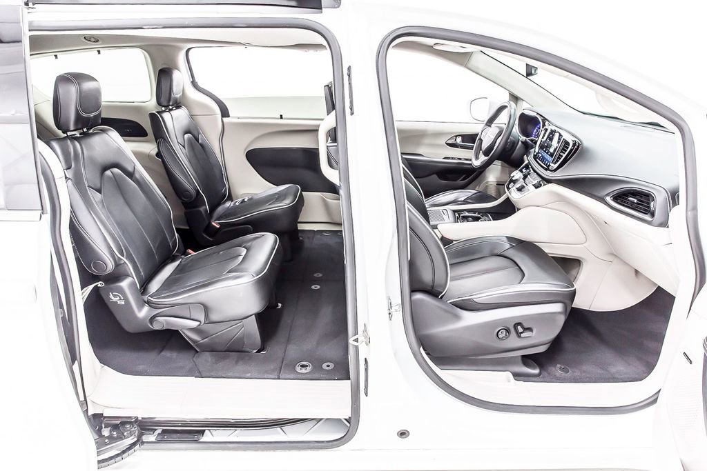 Used 2022 Chrysler Pacifica Limited w/ Uconnect Theater Family Group image 31