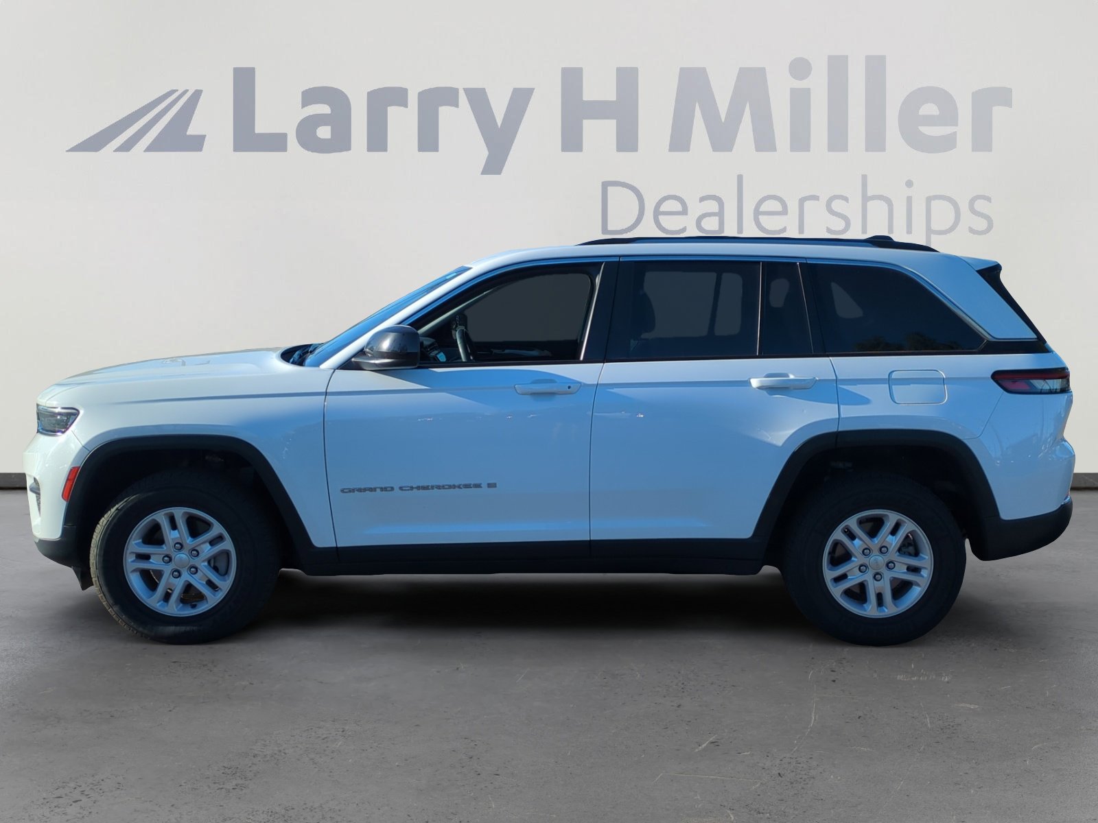 Certified 2023 Jeep Grand Cherokee Laredo image 2