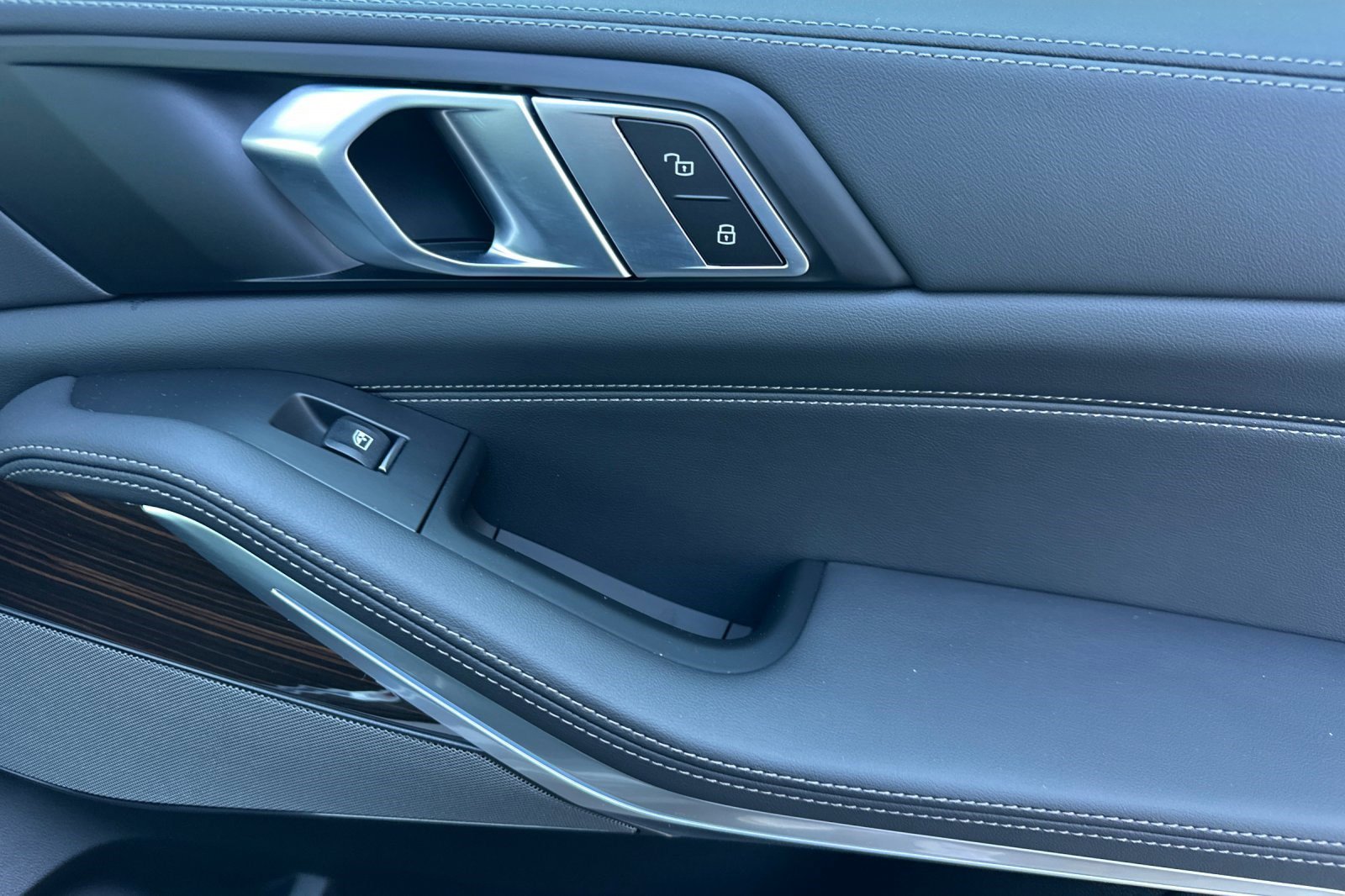 Used 2026 BMW X5 xDrive50e w/ M Sport Package image 22