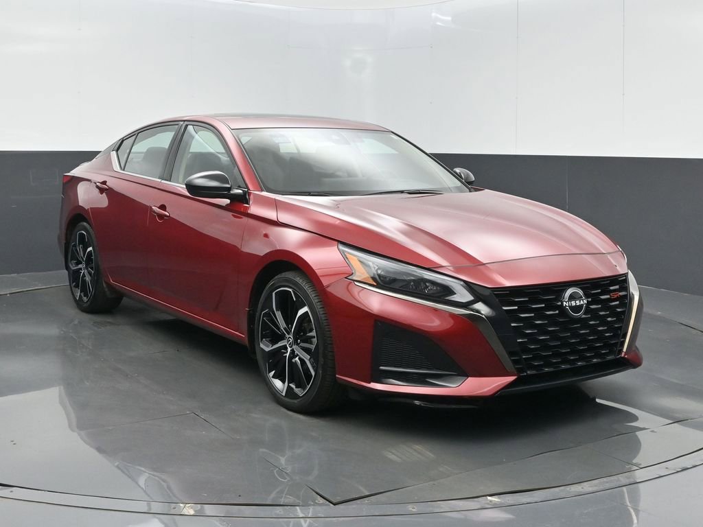 Used 2023 Nissan Altima 2.5 SR w/ SR Premium Package image 2