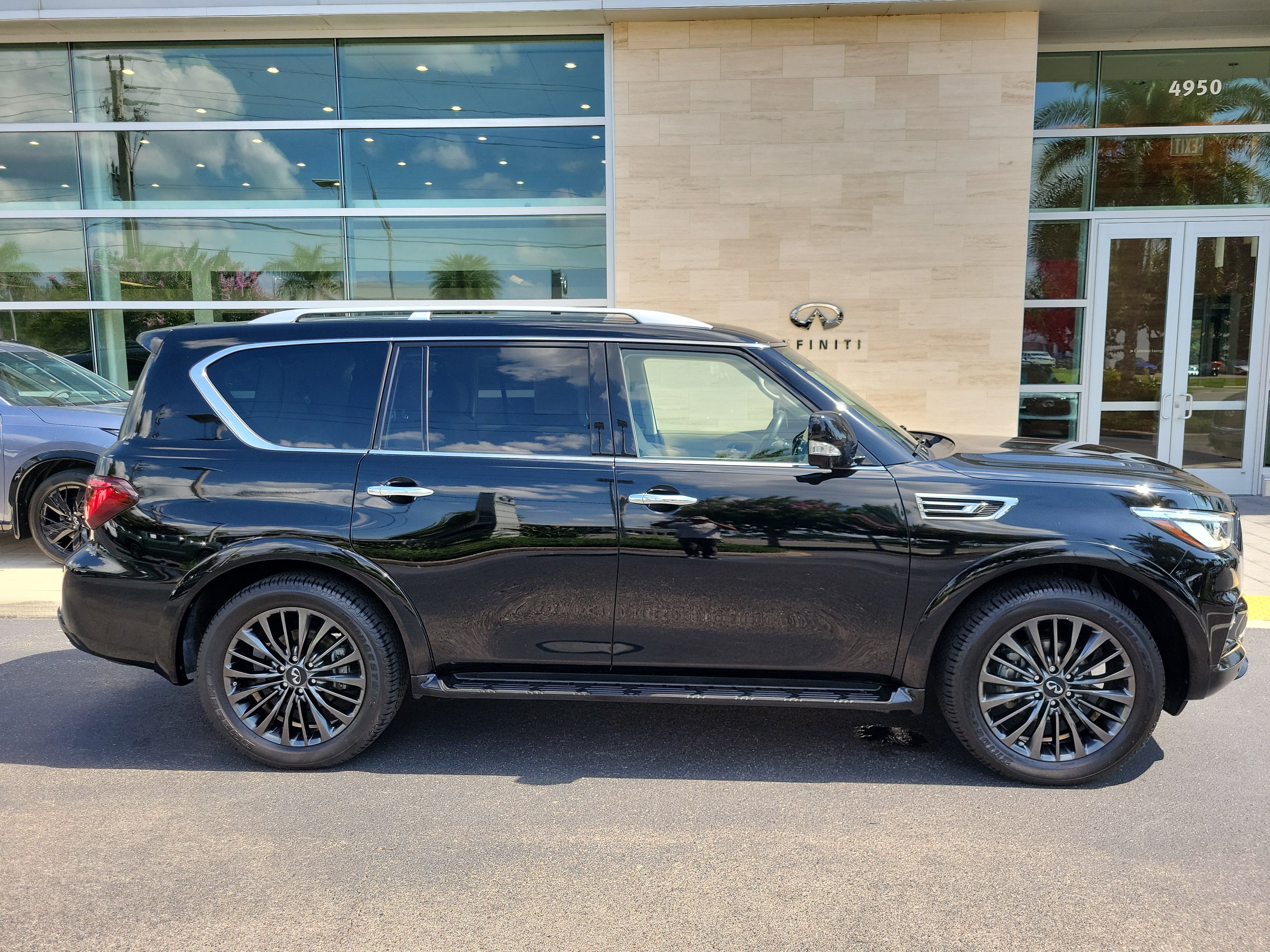 Used 2022 INFINITI QX80 Premium Select w/ Cargo Package RWD image 3