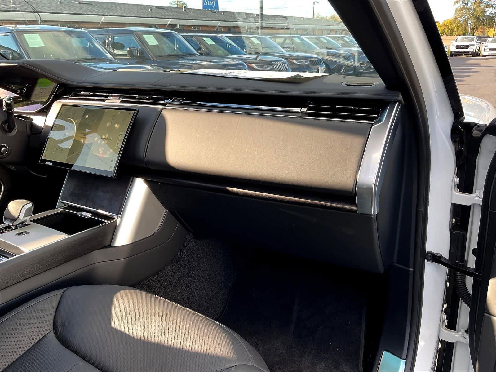 New 2025 Land Rover Range Rover SE image 28
