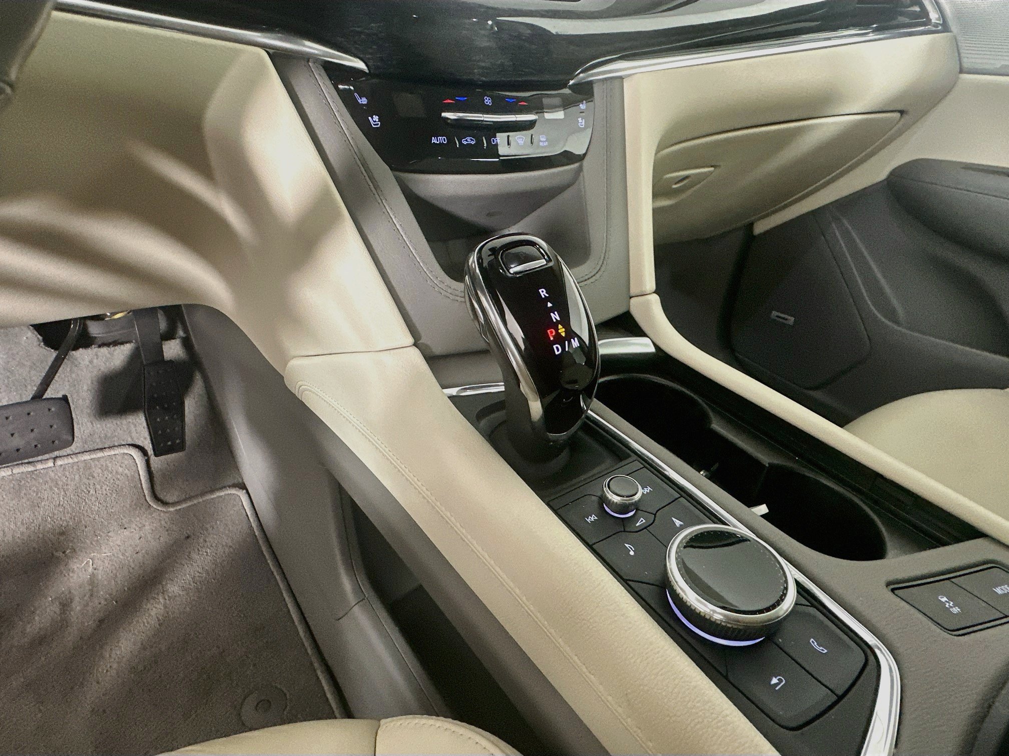 Used 2023 Cadillac XT6 Premium Luxury w/ Technology Package FWD image 24