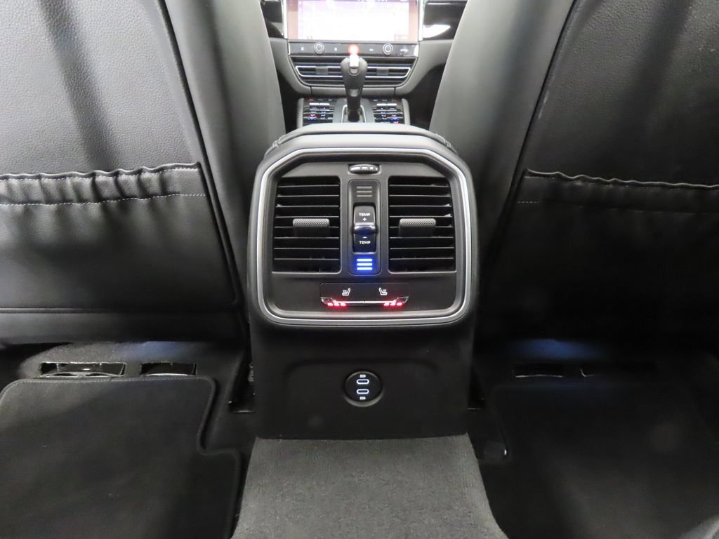 Certified 2026 Porsche Macan AWD/4WD image 32