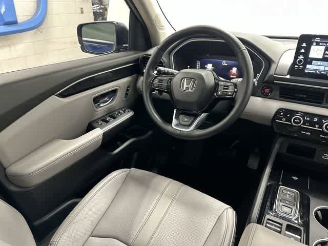 Used 2025 Honda Pilot Elite image 12