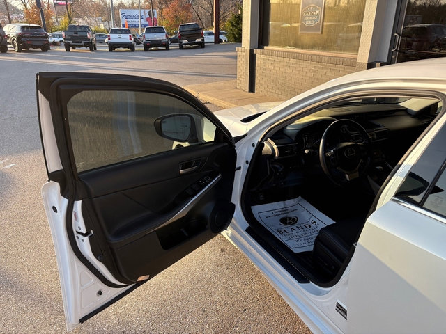 Used 2019 Lexus IS 300 AWD image 10
