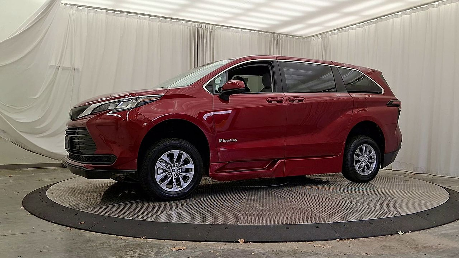 Used 2023 Toyota Sienna LE FWD image 4