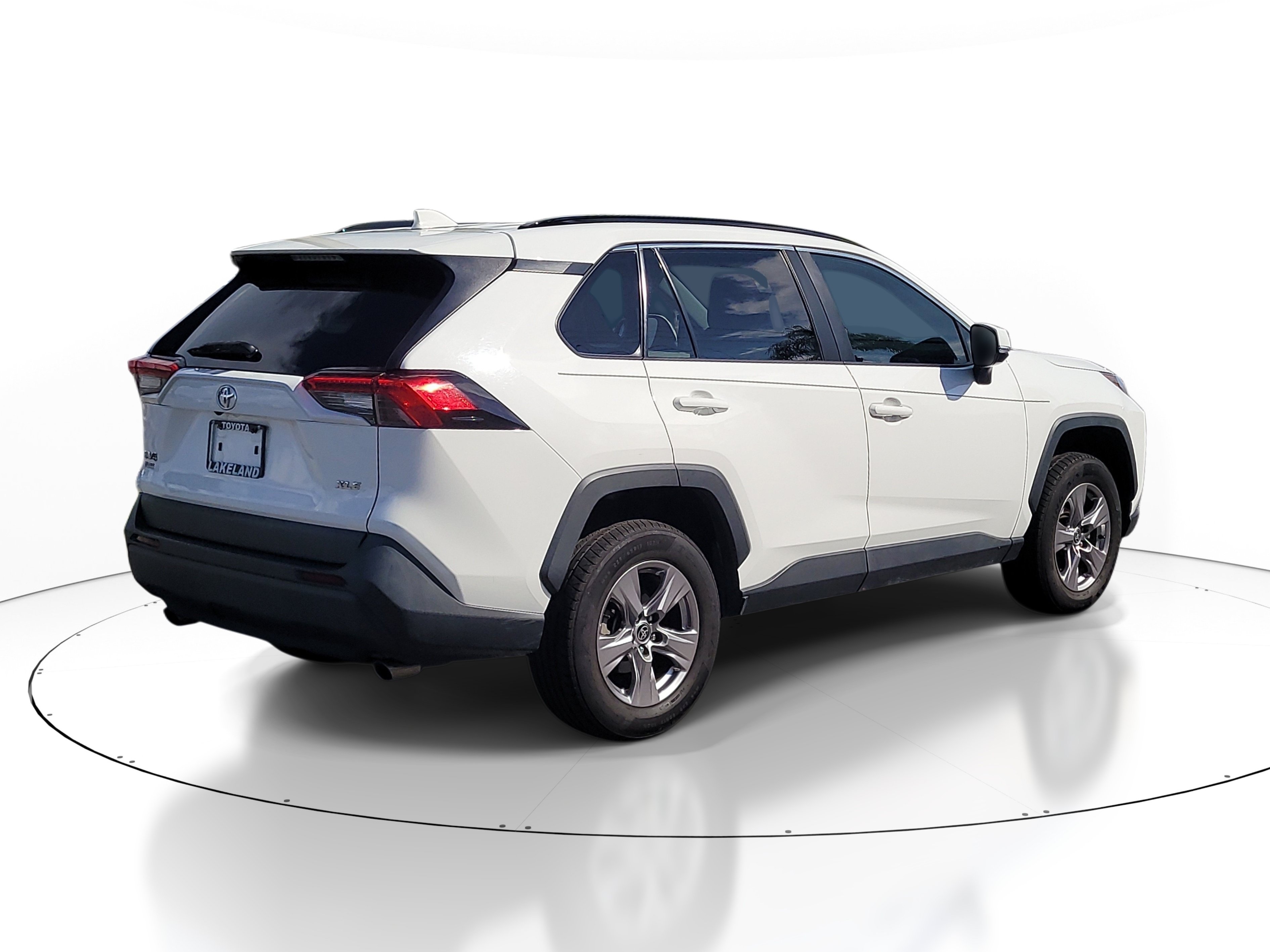 Used 2022 Toyota RAV4 XLE w/ Convenience Package FWD image 6