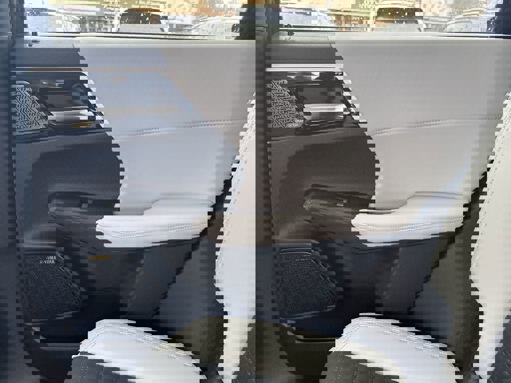 New 2025 Mitsubishi Outlander SE image 28