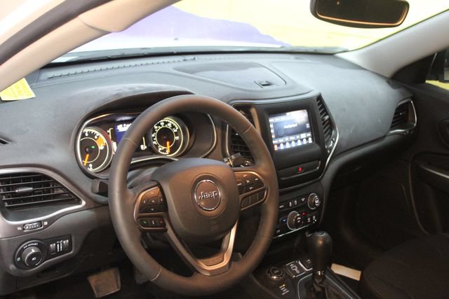 Used 2021 Jeep Cherokee Latitude AWD/4WD image 14