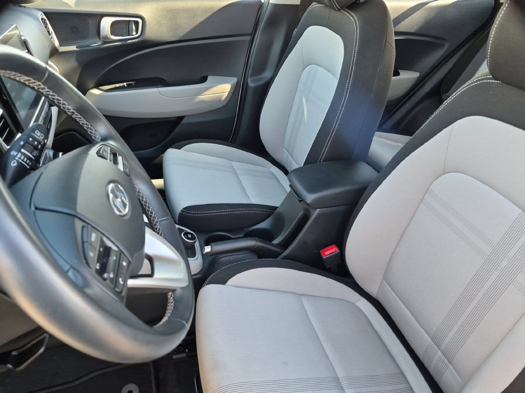 Used 2025 Hyundai Venue SEL FWD image 25