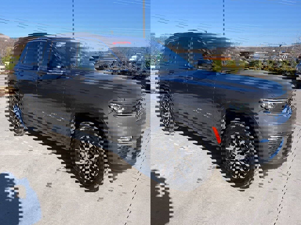 Used 2025 Jeep Grand Cherokee Limited image 29