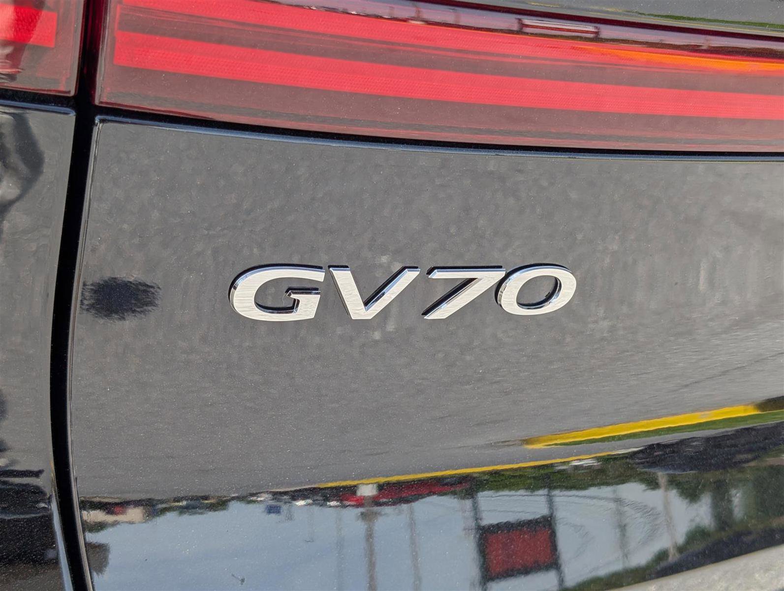 Used 2025 Genesis GV70 3.5T Sport image 9