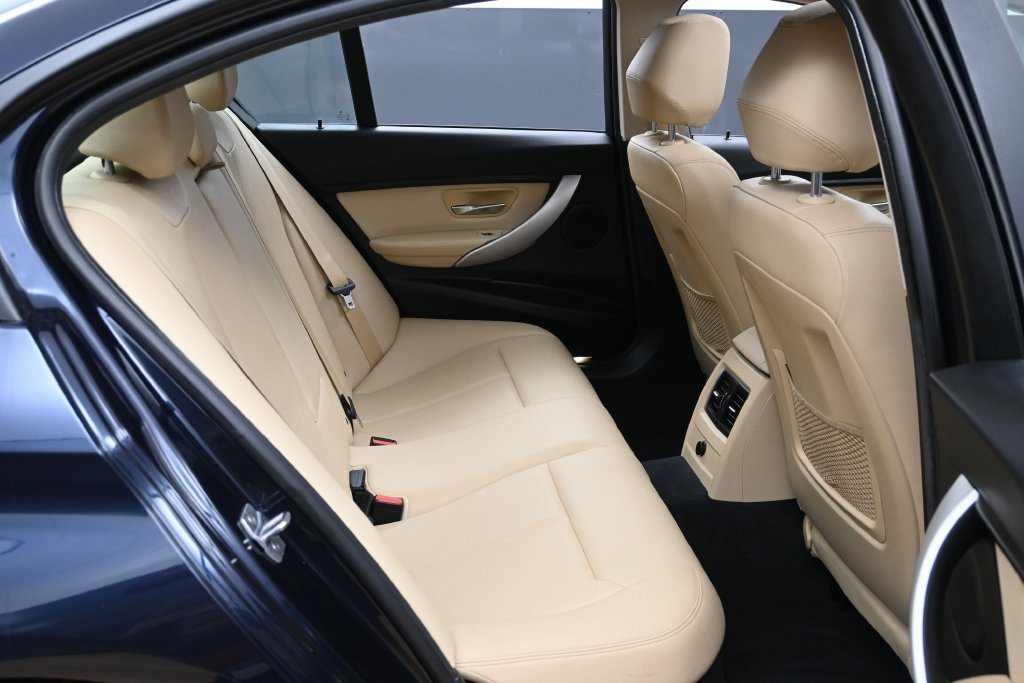 Used 2017 BMW 320i xDrive Sedan AWD/4WD image 23