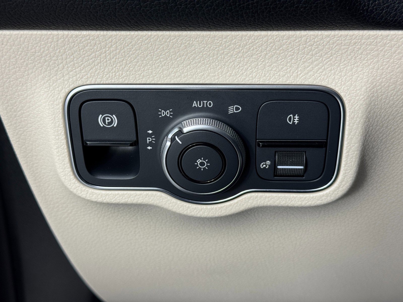 Used 2023 Mercedes-Benz EQB 250+ EQB 250+ w/ Exclusive Package image 16