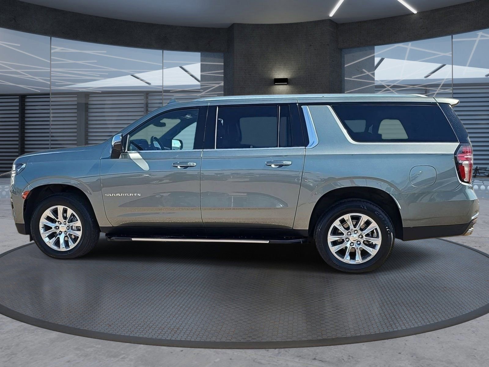 Used 2023 Chevrolet Suburban Premier image 9