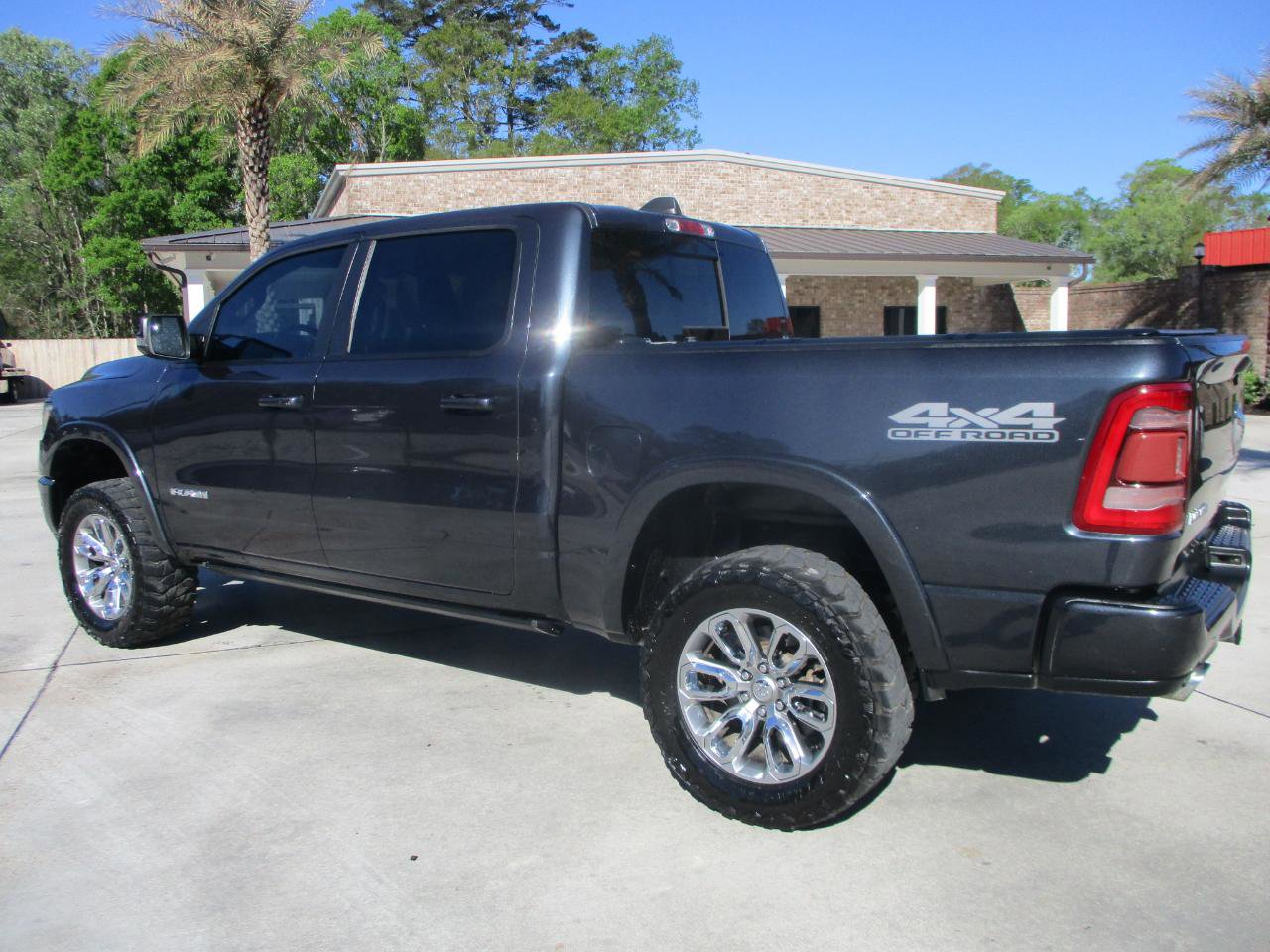 Used 2019 RAM 1500 Laramie w/ Sport Appearance Package AWD/4WD image 3