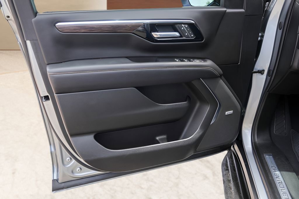 Used 2025 Chevrolet Tahoe Premier AWD/4WD image 24