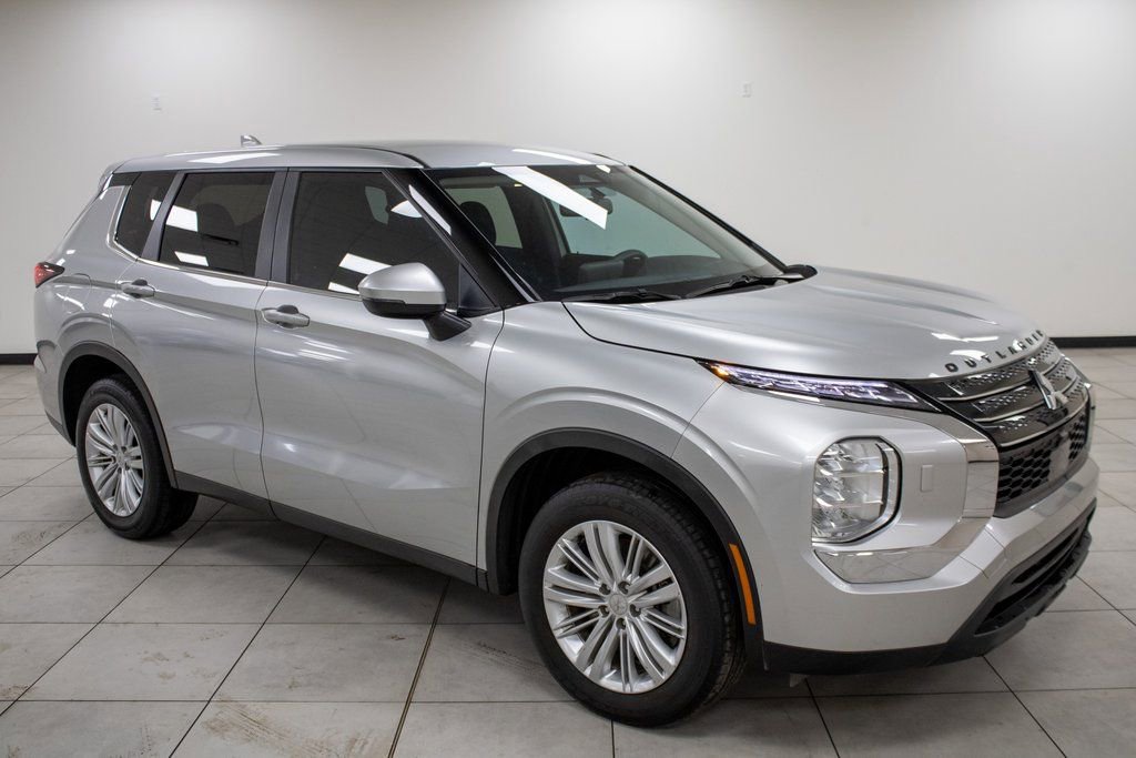 Used 2024 Mitsubishi Outlander ES image 18