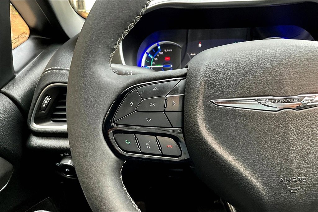 Used 2022 Chrysler Pacifica Limited w/ Uconnect Theater Family Group image 10