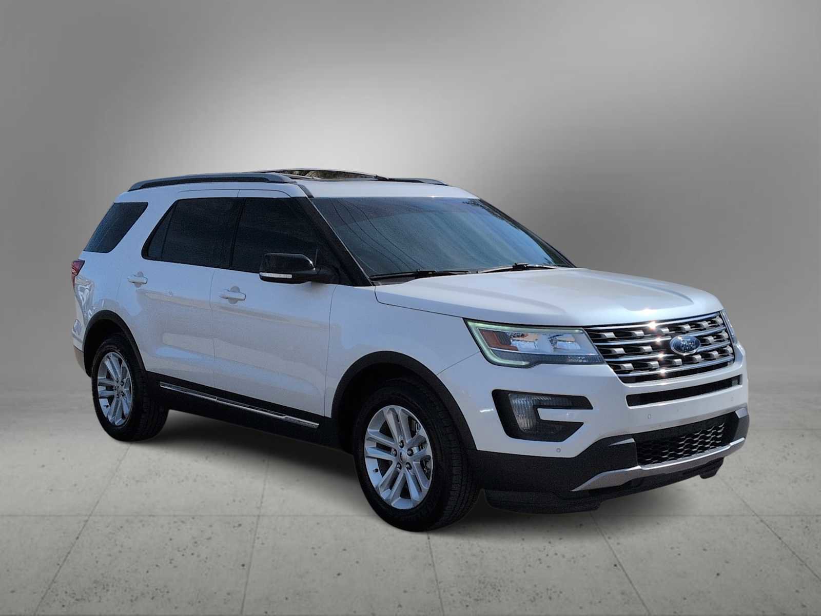 Used 2016 Ford Explorer XLT w/ Equipment Group 202A image 2