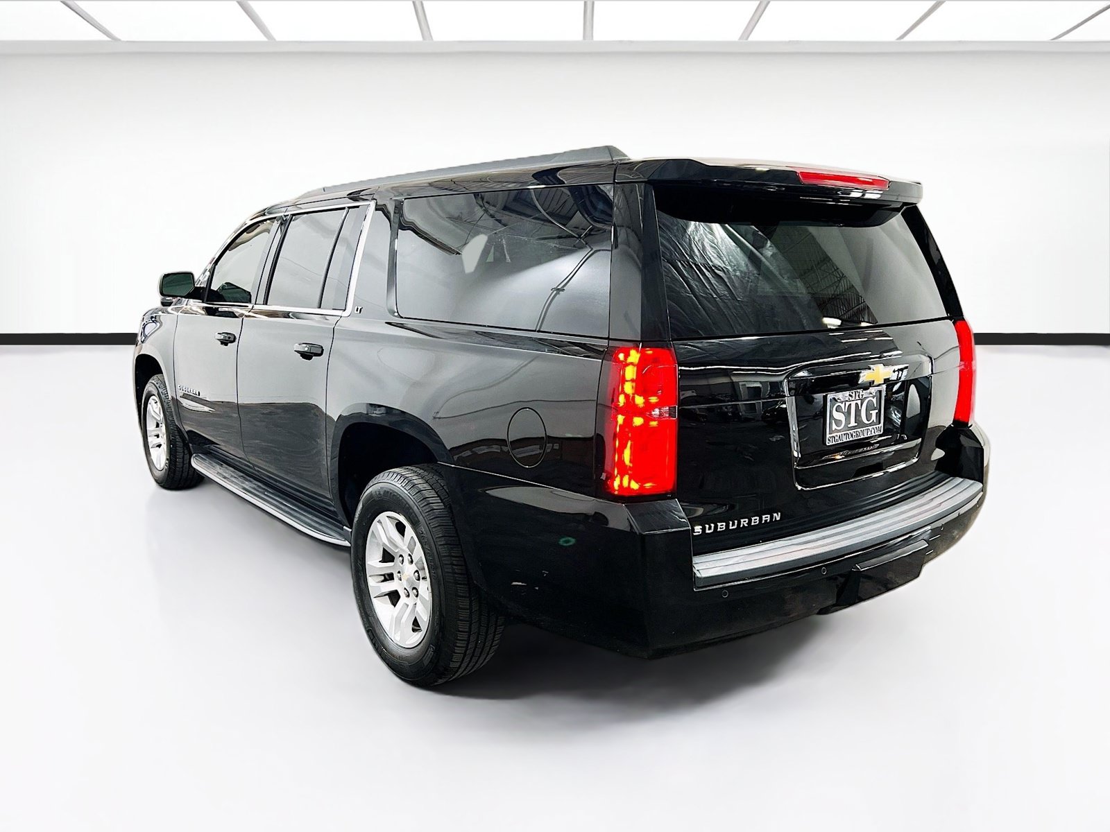 Used 2018 Chevrolet Suburban LT w/ Luxury Package RWD image 6