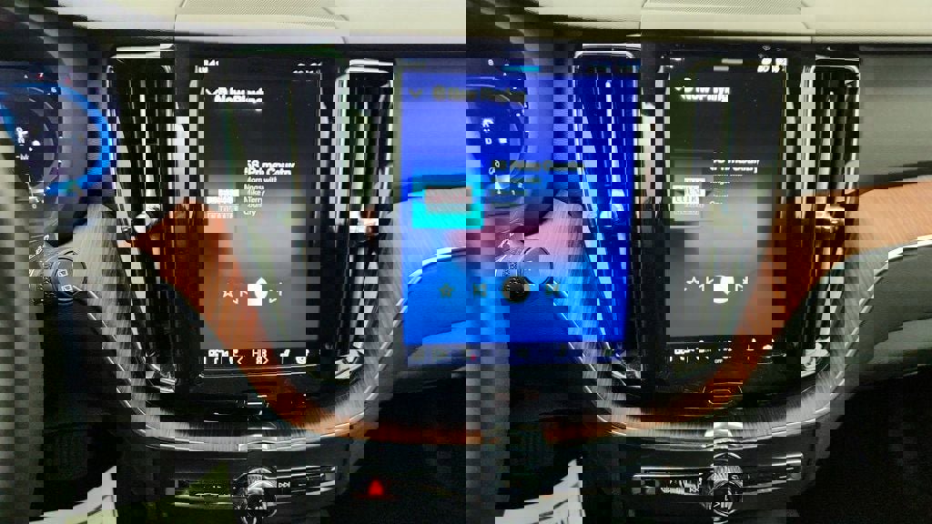 Used 2023 Volvo XC60 B5 Plus w/ Climate Package AWD/4WD image 18