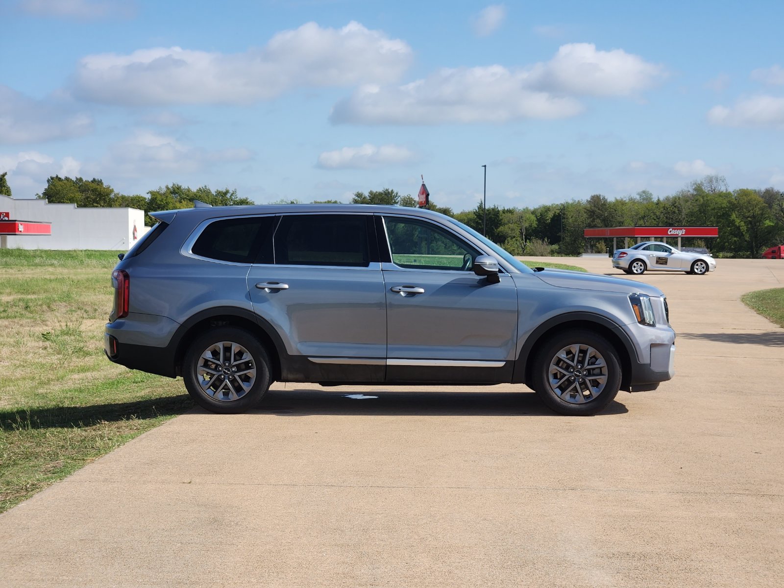 Used 2024 Kia Telluride LX FWD image 7