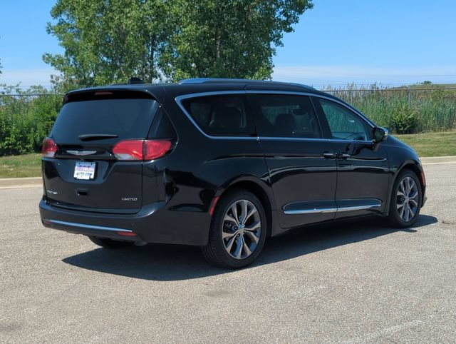Used 2020 Chrysler Pacifica Limited w/ Tire & Wheel Group FWD image 3