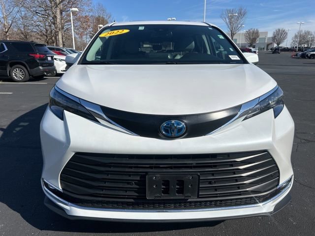 Used 2024 Toyota Sienna XLE image 2