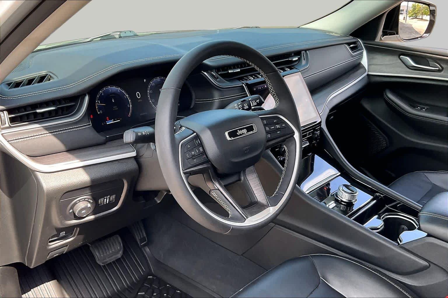 Used 2023 Jeep Grand Cherokee Limited w/ Black Appearance Package AWD/4WD image 17