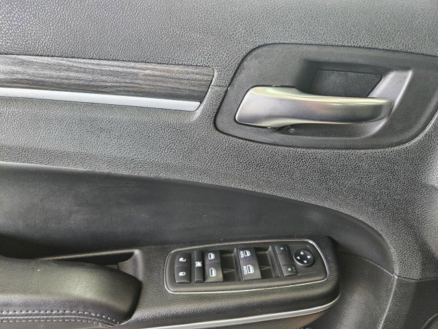 Used 2019 Chrysler 300 Touring w/ Chrome Appearance Package image 28