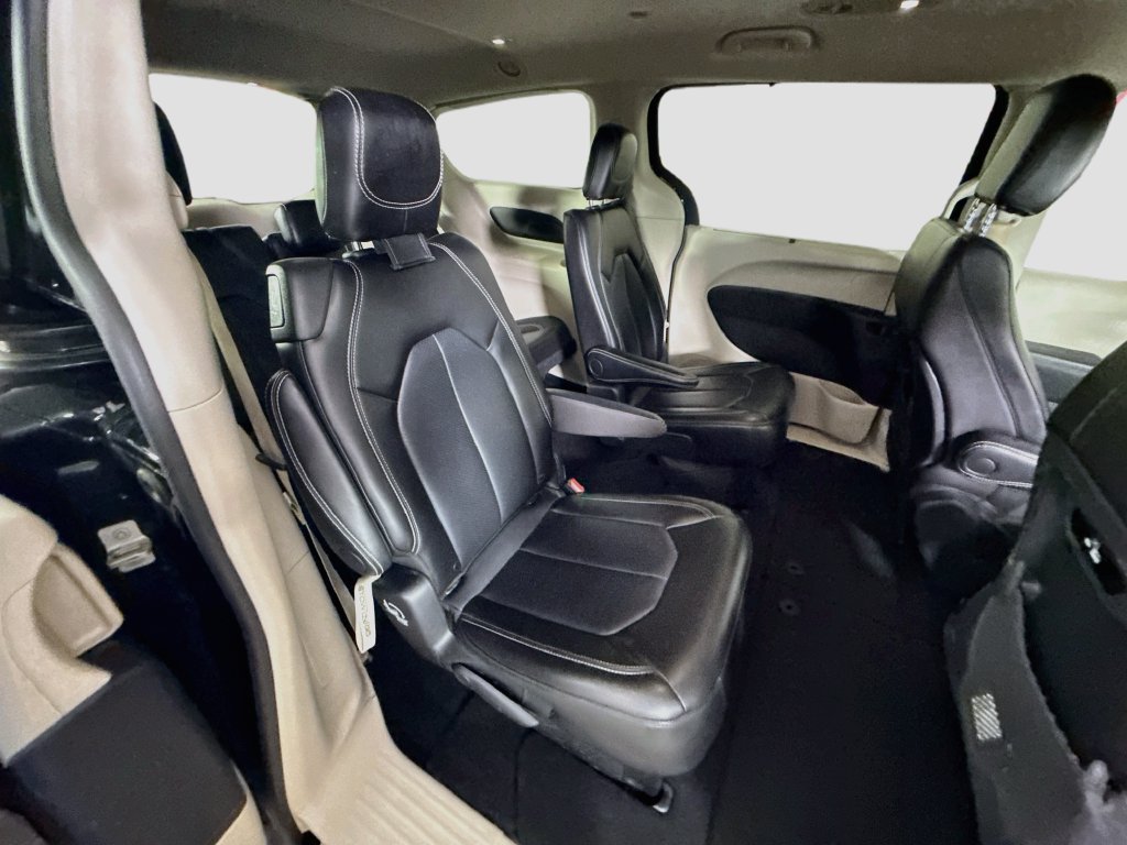 Used 2024 Chrysler Pacifica Touring-L FWD image 32