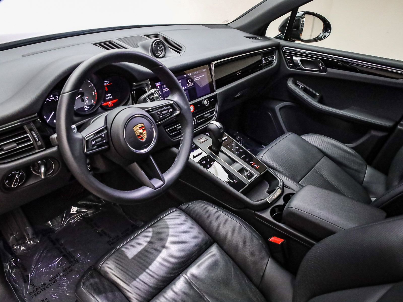 Certified 2025 Porsche Macan S AWD/4WD image 4
