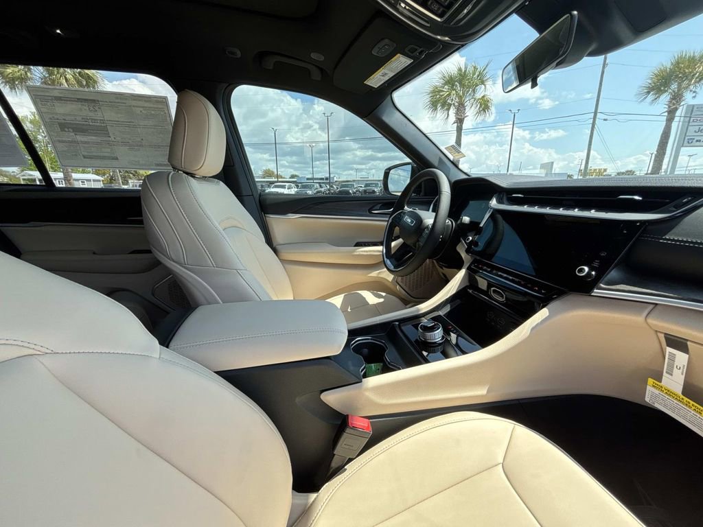 New 2026 Jeep Grand Cherokee Limited RWD image 16