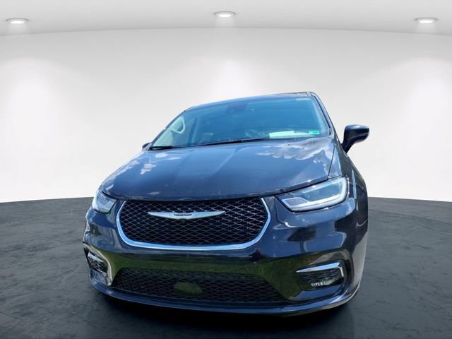 Used 2024 Chrysler Pacifica Touring-L w/ Uconnect Theater Family Group AWD/4WD image 3